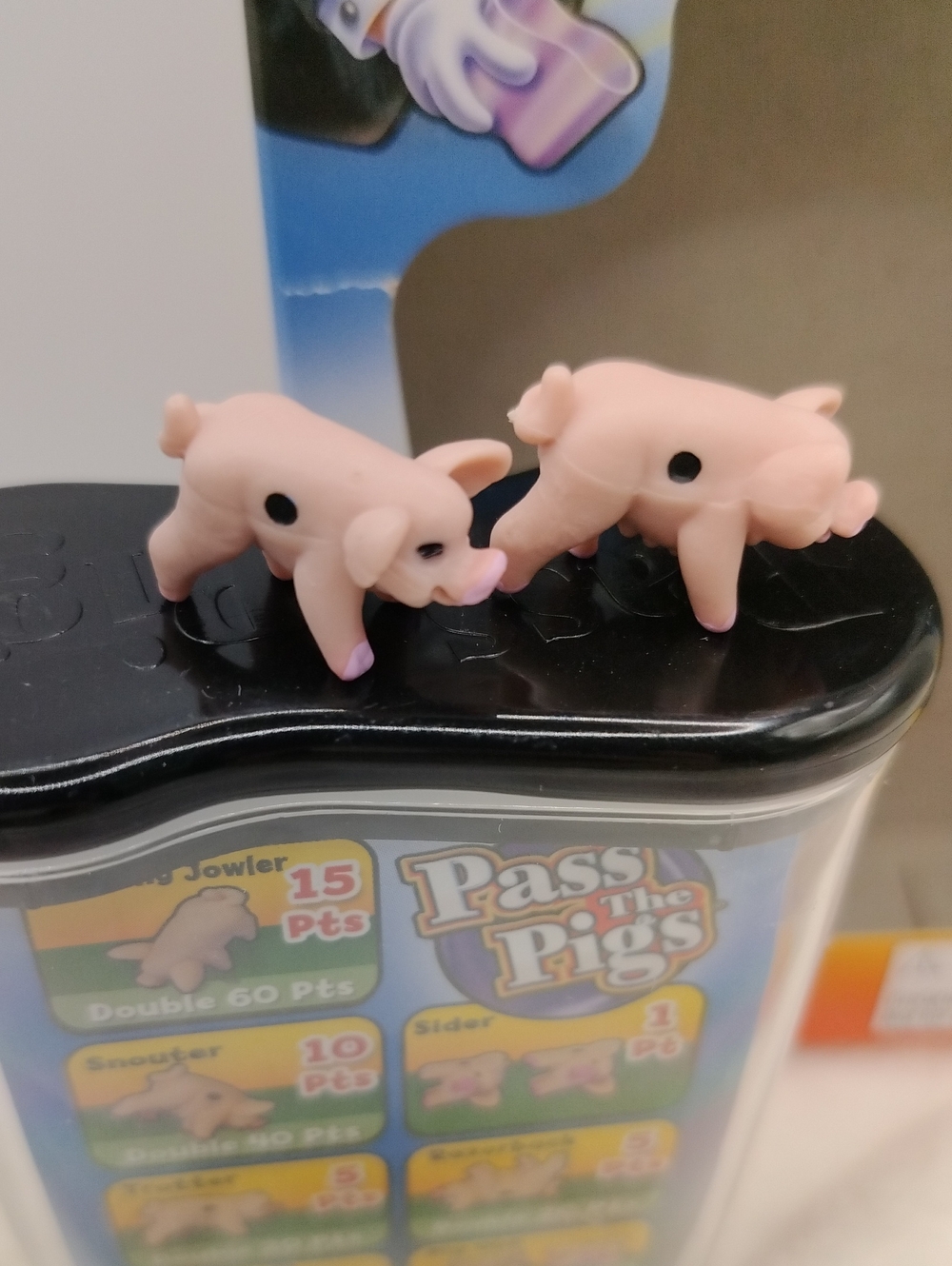 Pass The Pigs Travel Game With Pig Sty Dice Cup Complete *Open Box* - Picture 8 of 16